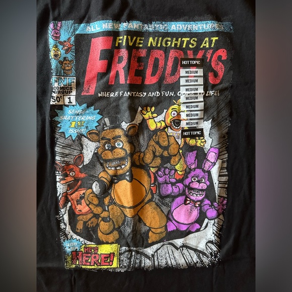 NWT Five Nights At Freddy's Comic Cover T-Shirt size Medium Hot Topic 🐻 FNAF - Picture 3 of 7